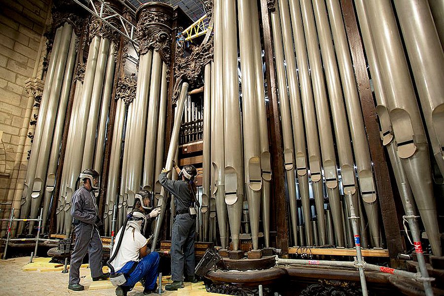 Демонтаж труб большого органа Нотр-Дама. Фото: Patrick Zachmann