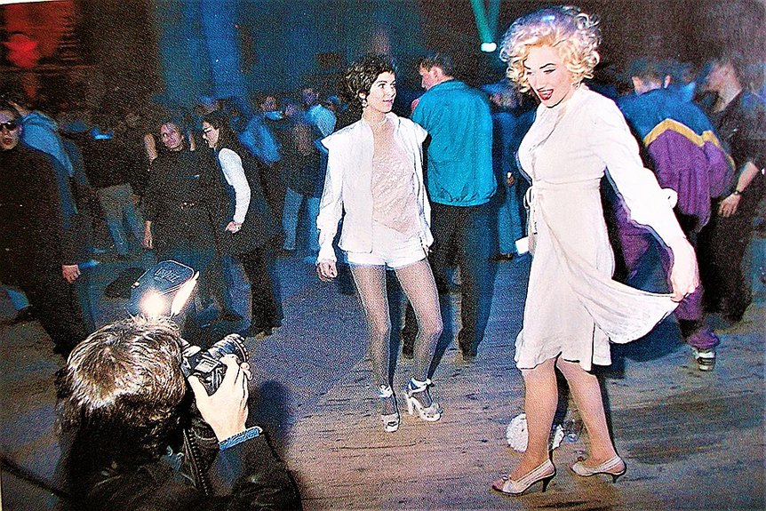 «Мобиле-пати». 1992. Наряды А. Леоновой и В. Мамышева-Монро контрастируют с физкультурными костюмами московской публики. Фото: предоставлено Андреем Хлобыстиным