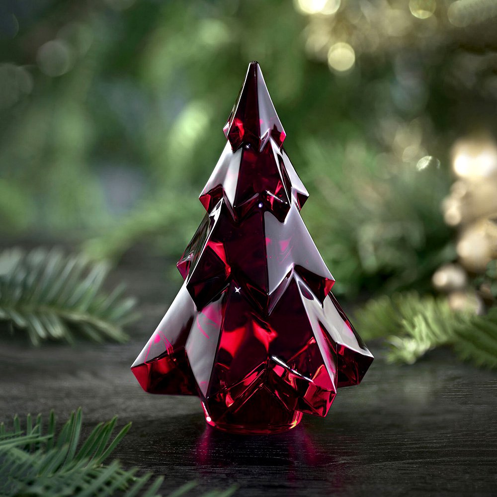 Миниатюрная елка из красного хрусталя из коллекции новогодних игрушек. Фото: Baccarat