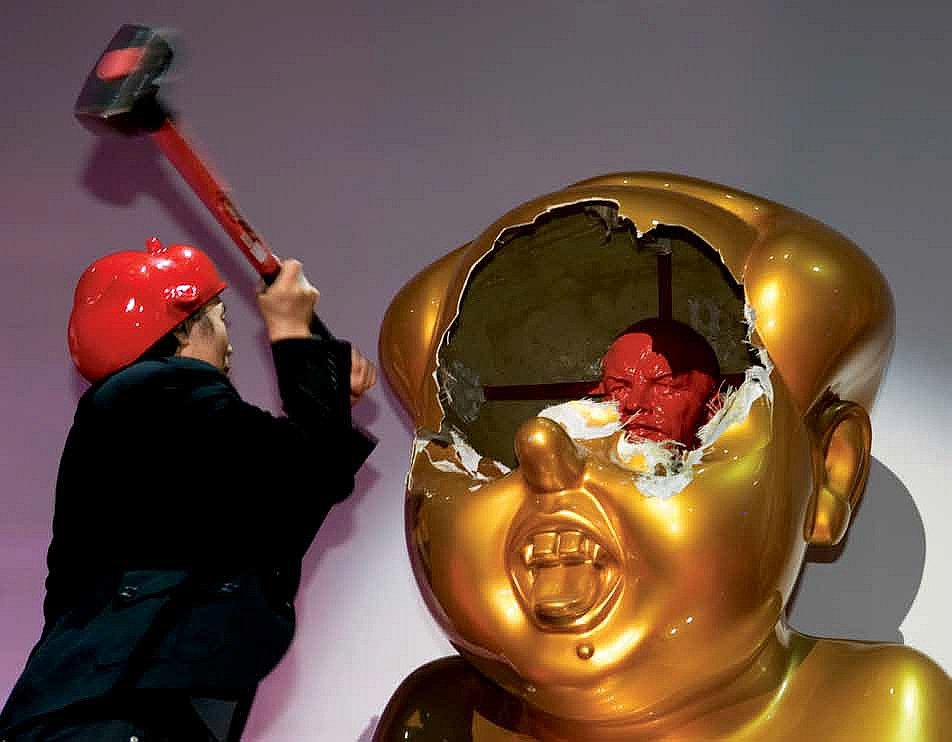 Даже провокационный перформанс современных китайских художников братьев Гао свидетельствует о том, что Ленин остается одной из самых популярных фигур у китайцев. Reuters/Vostock-photo