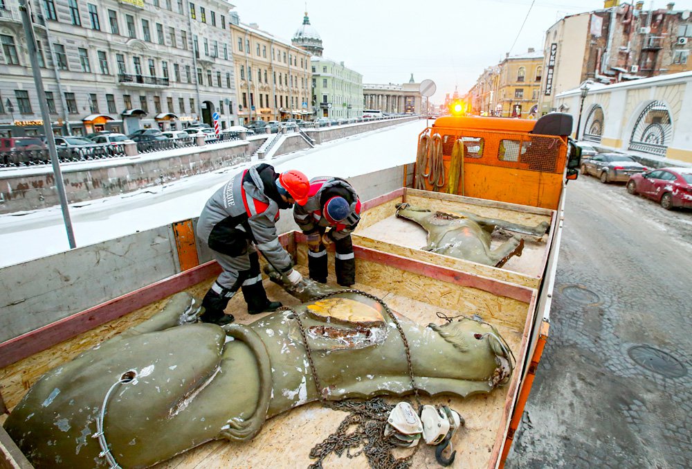 Демонтаж грифонов Банковского моста в Санкт-Петербурге. Фото: ТАСС