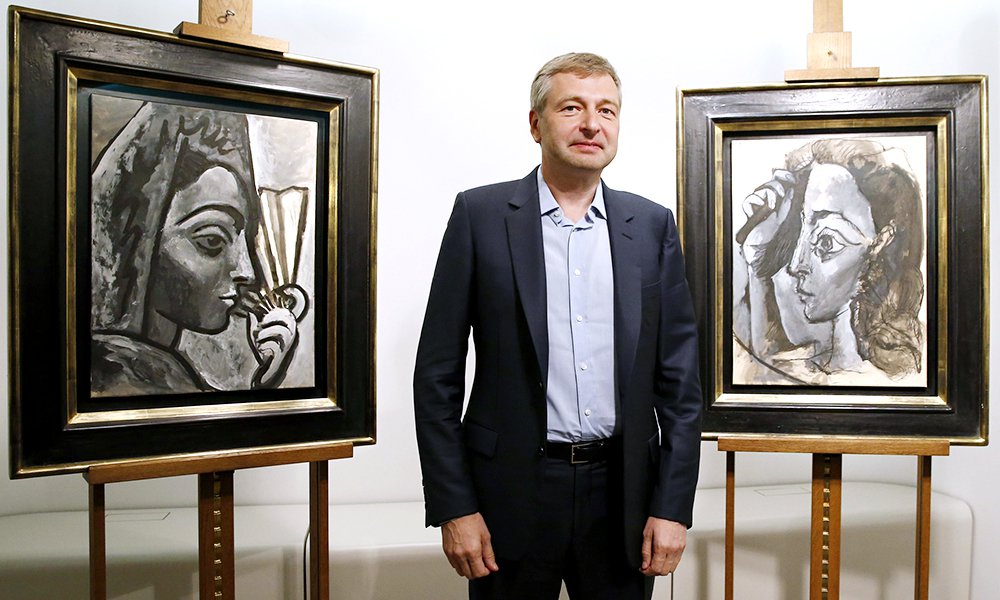 Дмитрий Рыболовлев и два предположительно похищенных полотна Пабло Пикассо. Фото: AFP/Vostock-photo