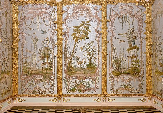 Самый известный интерьер Китайского дворца — Стеклярусный кабинет заблистал первоначальными серебристо-жемчужными оттенками, найденными под поздними наслоениями / гмз Петергоф