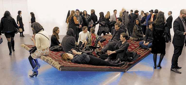 Скульптура-сиденье PrayWay. 2012. Сталь, МДФ, шерстяной ковер, неона. 390 x 280 x 50 см. Триеннале в нью-йоркском Новом музее