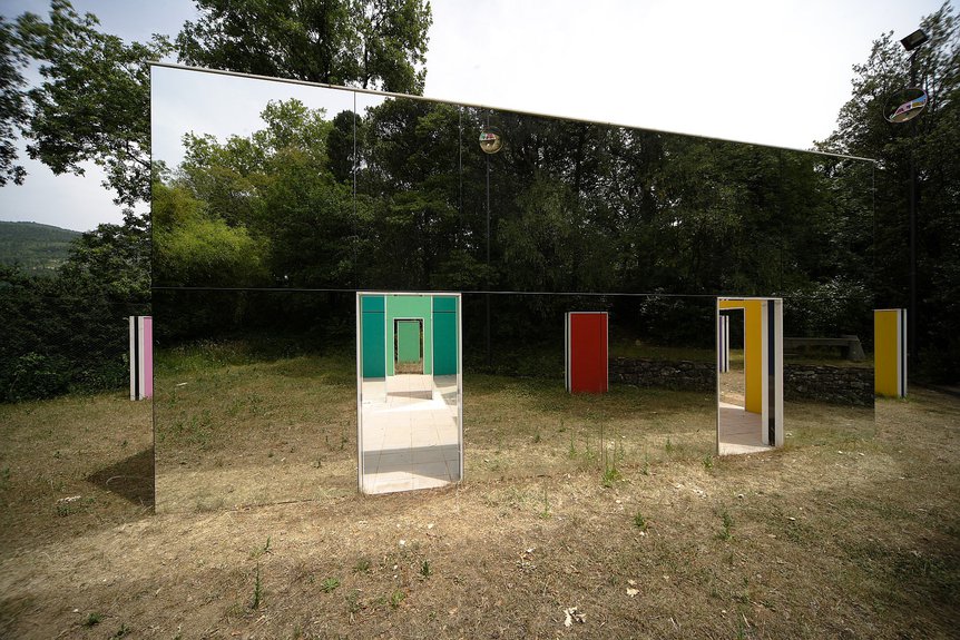 Даниель Бюрен, La cabane écalatée aux 4 salles (2005) // Courtesy of the Gori Collection, Pistoia, Italy