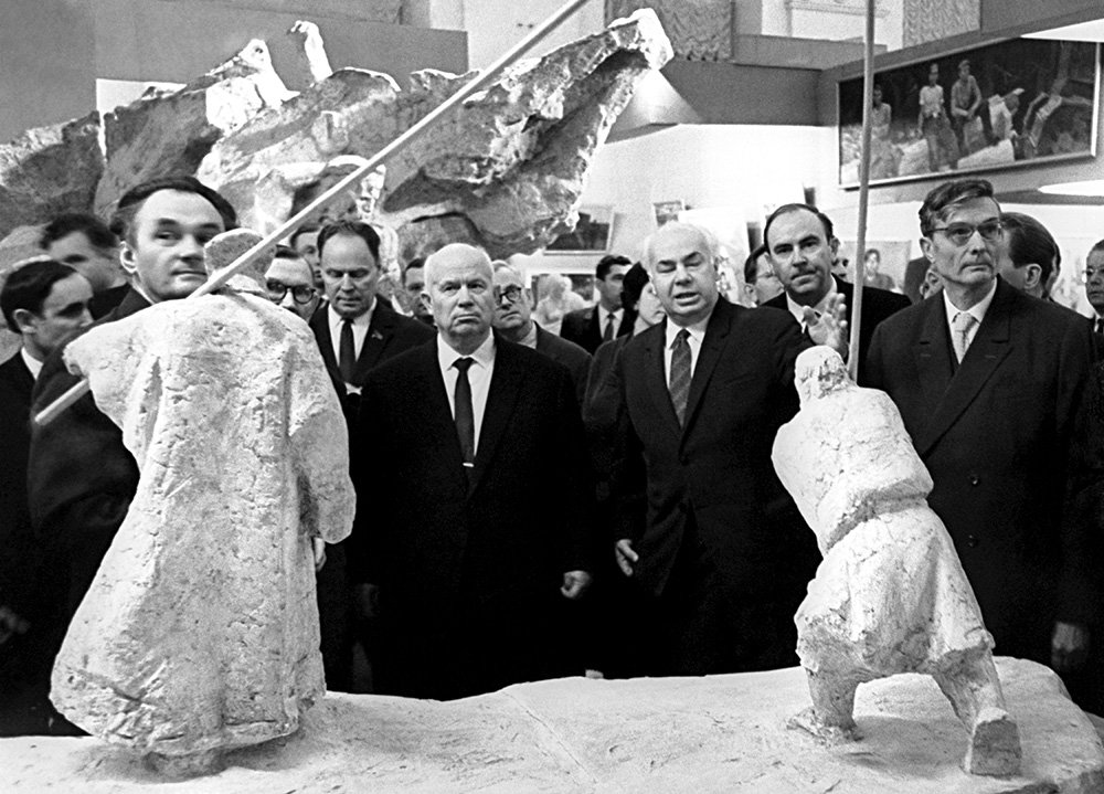 Никита Хрущев осматривает выставку к 30-летию Московского союза художников в 1962 г. Советские лидеры иногда проявляли интерес к изобразительному искусству, но закупочная политика формировалась на уровне чиновников. Фото: Архив ТАСС