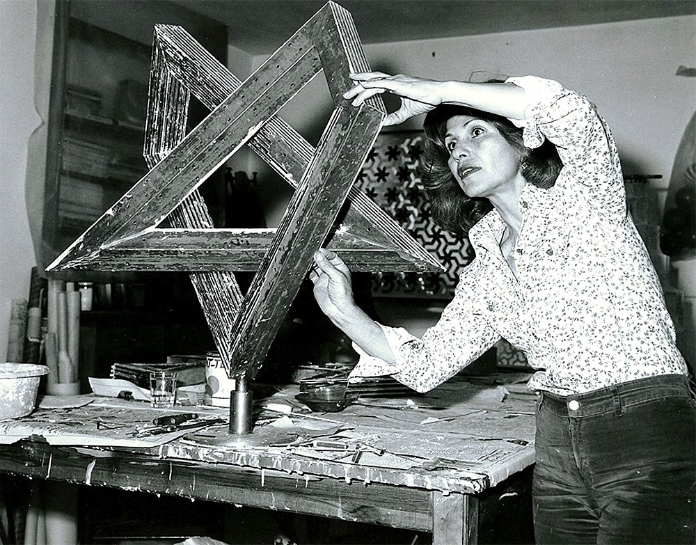 Монир Фарманфармаян в своей студии. 1975 г. Фото: Courtesy of the artist