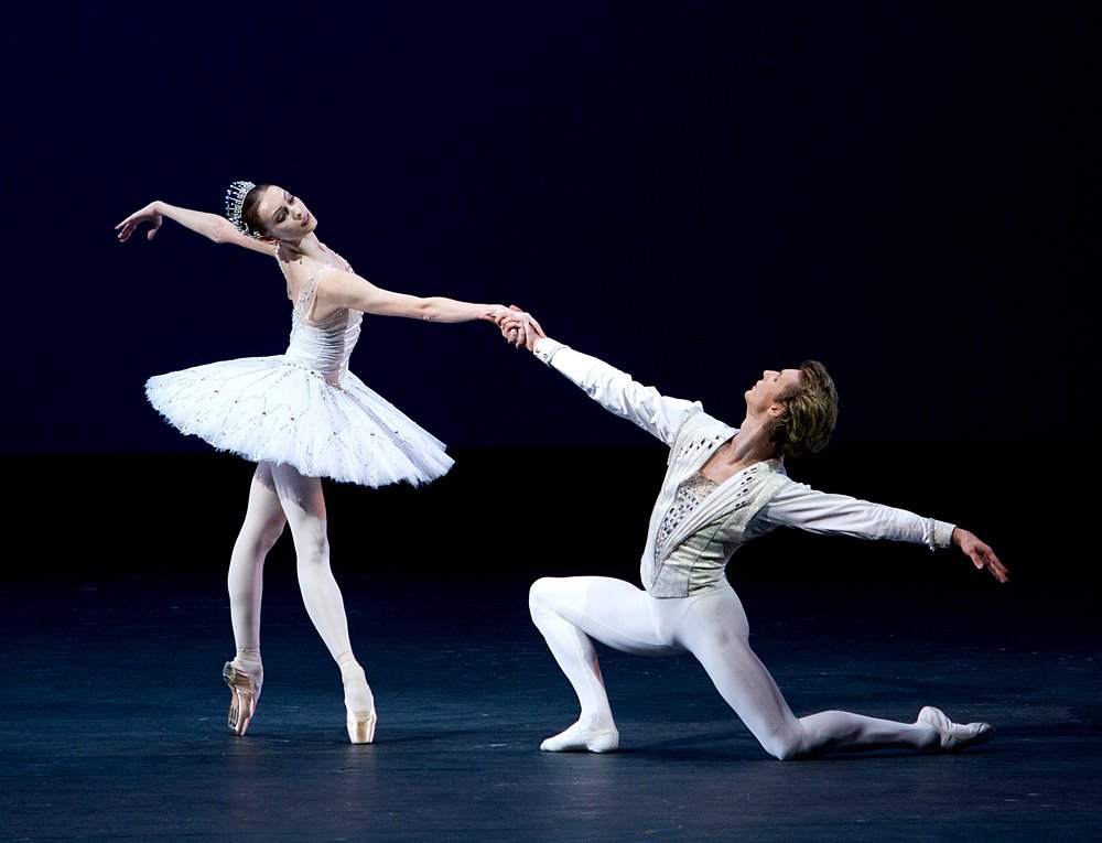 Кадры из трех действий балета «Драгоценности»