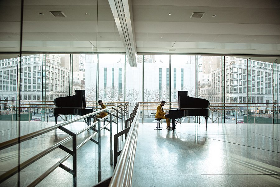 Renaissance — Anima Mundi NY. Пианист Тайлер Недерсон. Фото: Fendi