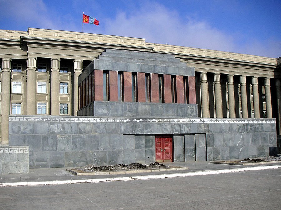 мавзолей сухэ-батора в улан-баторе. мавзолей в монголии. улан батор в 80 годы. площадь сухэ-батора монголия. мавзолей сухэ-батора и чойбалсана.