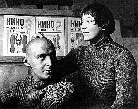 Александр Родченко и Варвара Степанова в мастерской на фоне обложек журнала «Кино-фот». 1924 г. Фото Михаила Кауфмана