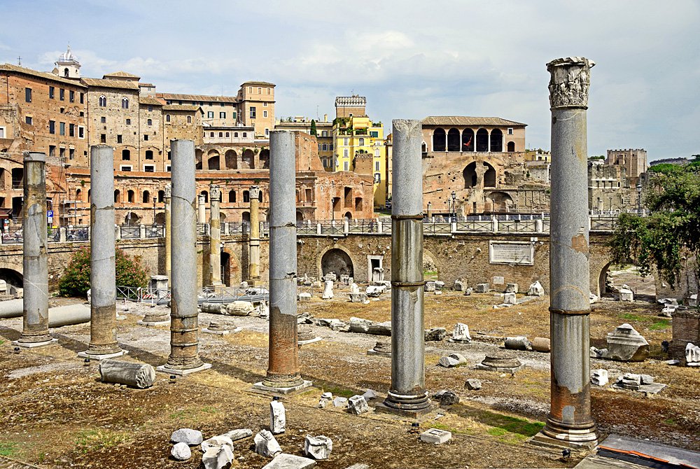 Обломки многочисленных колонн базилики Ульпия на форуме Траяна. Фото: Wikipedia Commo
