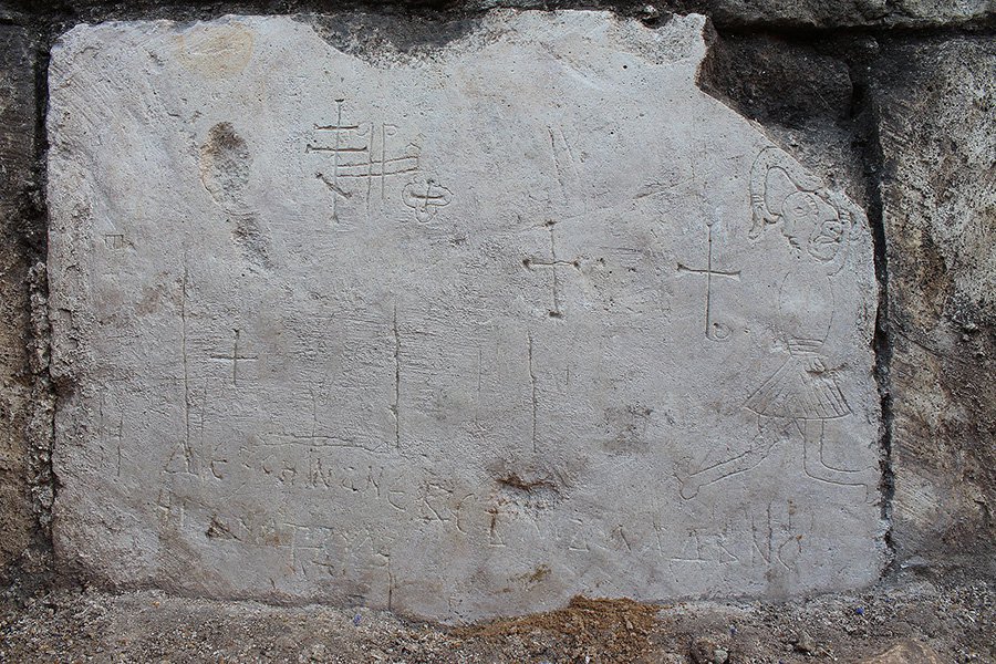 Белокаменный блок на северном фасаде с граффити. Фото: Институт археологии РАН