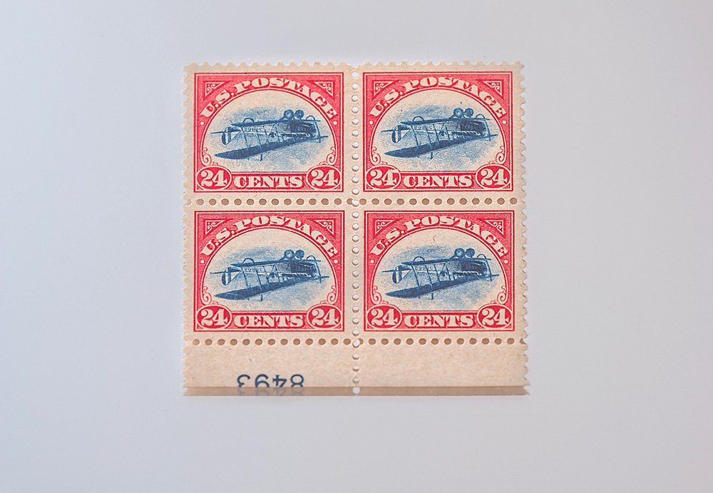 Блок марок «Перевернутая Дженни». Фото: Sotheby’