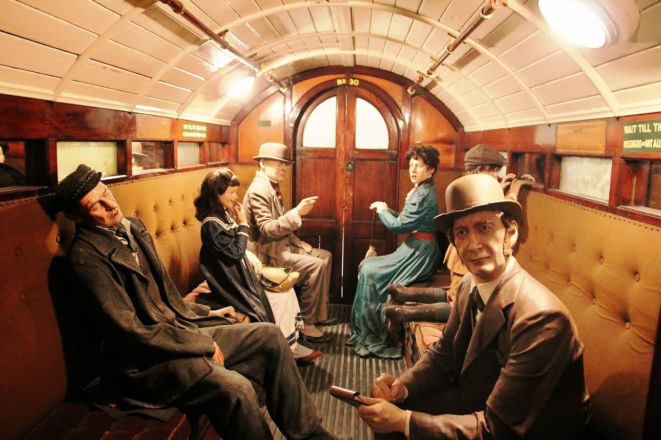 Пассажиры одного из первых метропоездов, один из них - вылитый директор Музея Транспорта