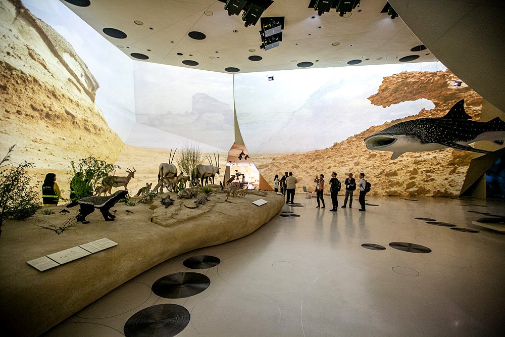 Первые посетители осматривают экспозицию Национального музея Катара в Дохе. Фото: Sharil Babu/dpa