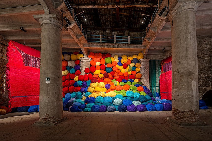 Шейла Хикс. «Хроматическое восхождение». 2016–2017. Photo by Andrea Avezzù. Courtesy: La Biennale di Venezia