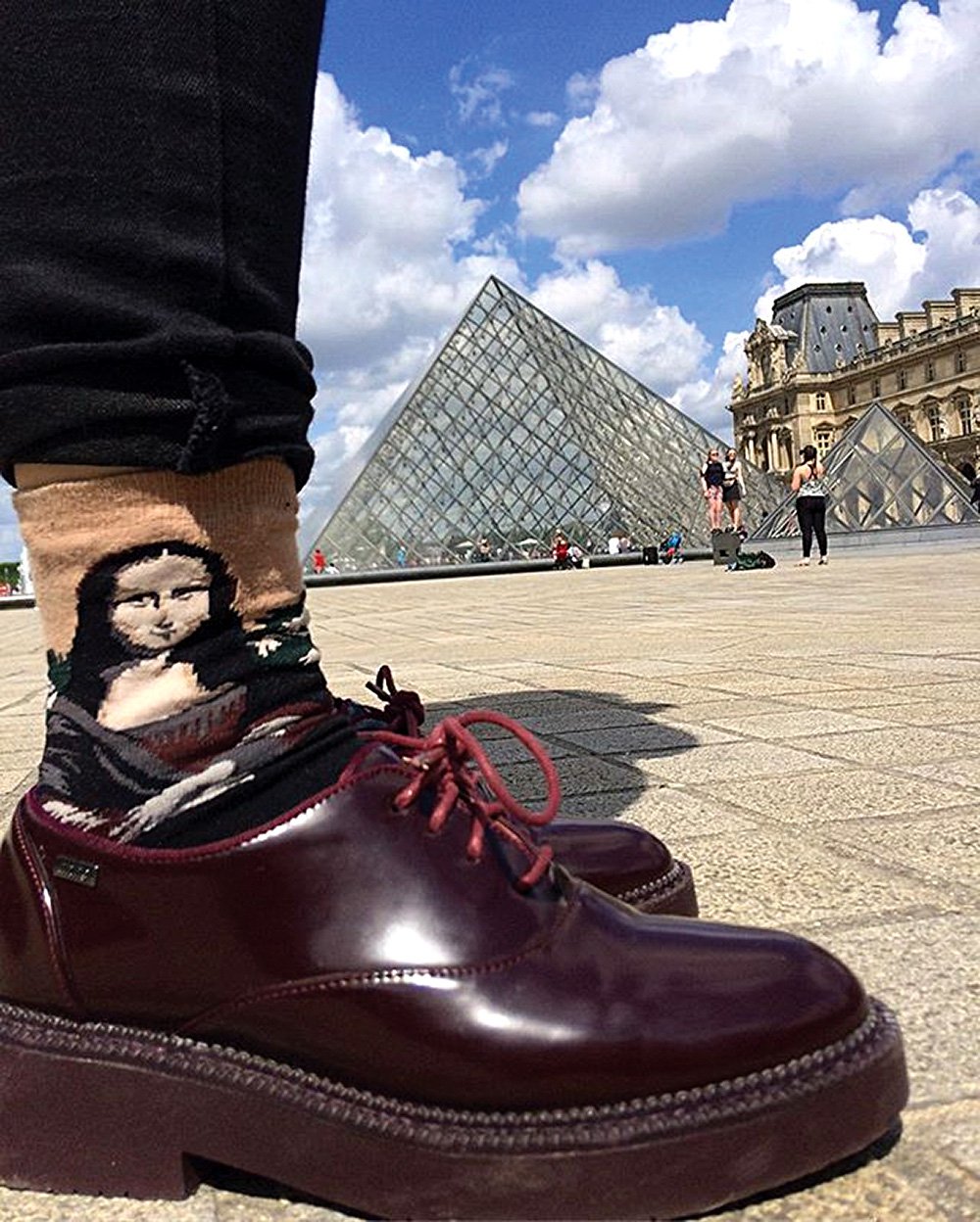 «Мона Лиза» Леонардо да Винчи на носках из Лувра. Фото: @angs92