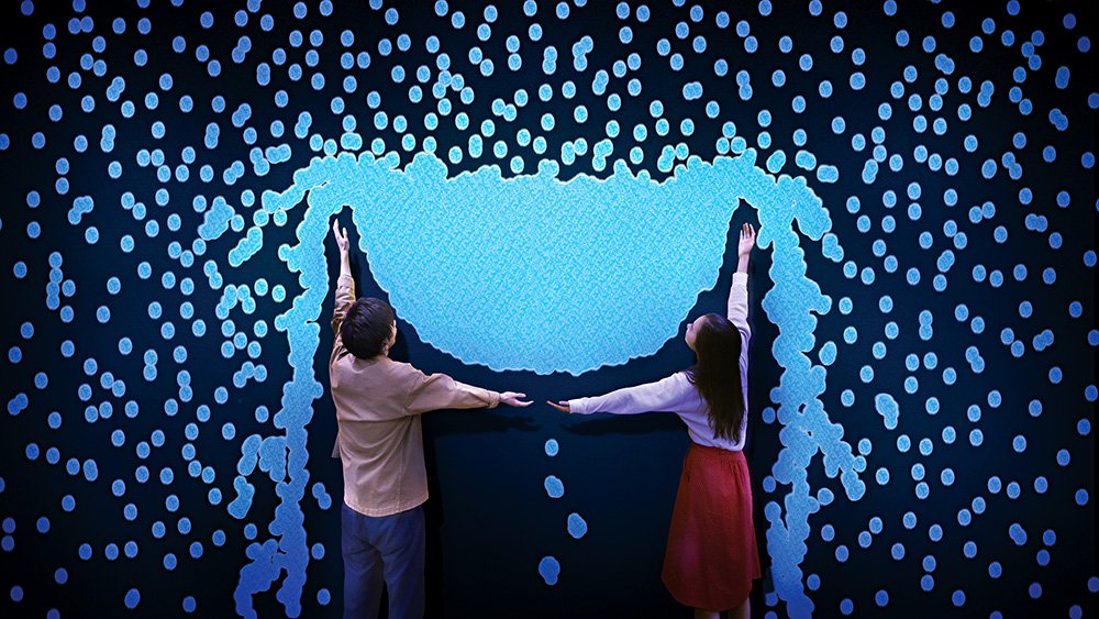 «Водопад из капель» показывает, как маленькие капли могут вызвать большое движение. Фото: Digital Art Museum