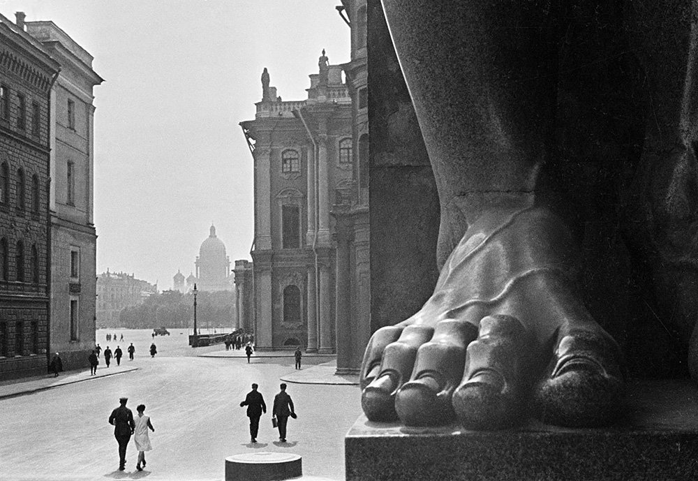 Игнатович Борис. «Атланты. У входа в Эрмитаж». 1931. Фото: Центр фотографии имени братьев Люмьер