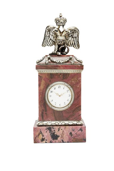 Редкие серебряные позолоченные часы из родонита. Фаберже. Санкт-Петербург, 1910-1917. Эстимейт £80–100 тыс. Фото: Bonhams
