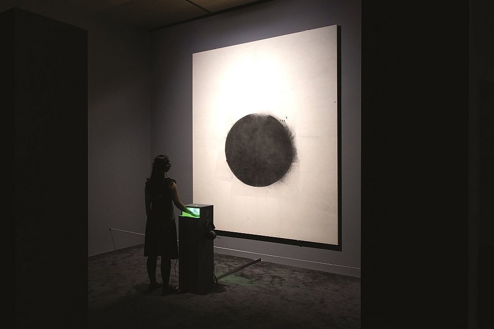 Джон Лэтэм. Full Stop. 1961. На выставке Sensorium в Тейт Бритен в Лондоне / courtesy Lisson Gallery; Joe Humphrys/Tate Photography