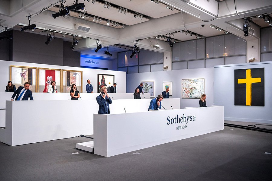 Вечерние торги Sotheby's в новом онлайн-формате проходят без присутствия покупателей в аукционном зале. Фото: Sotheby'