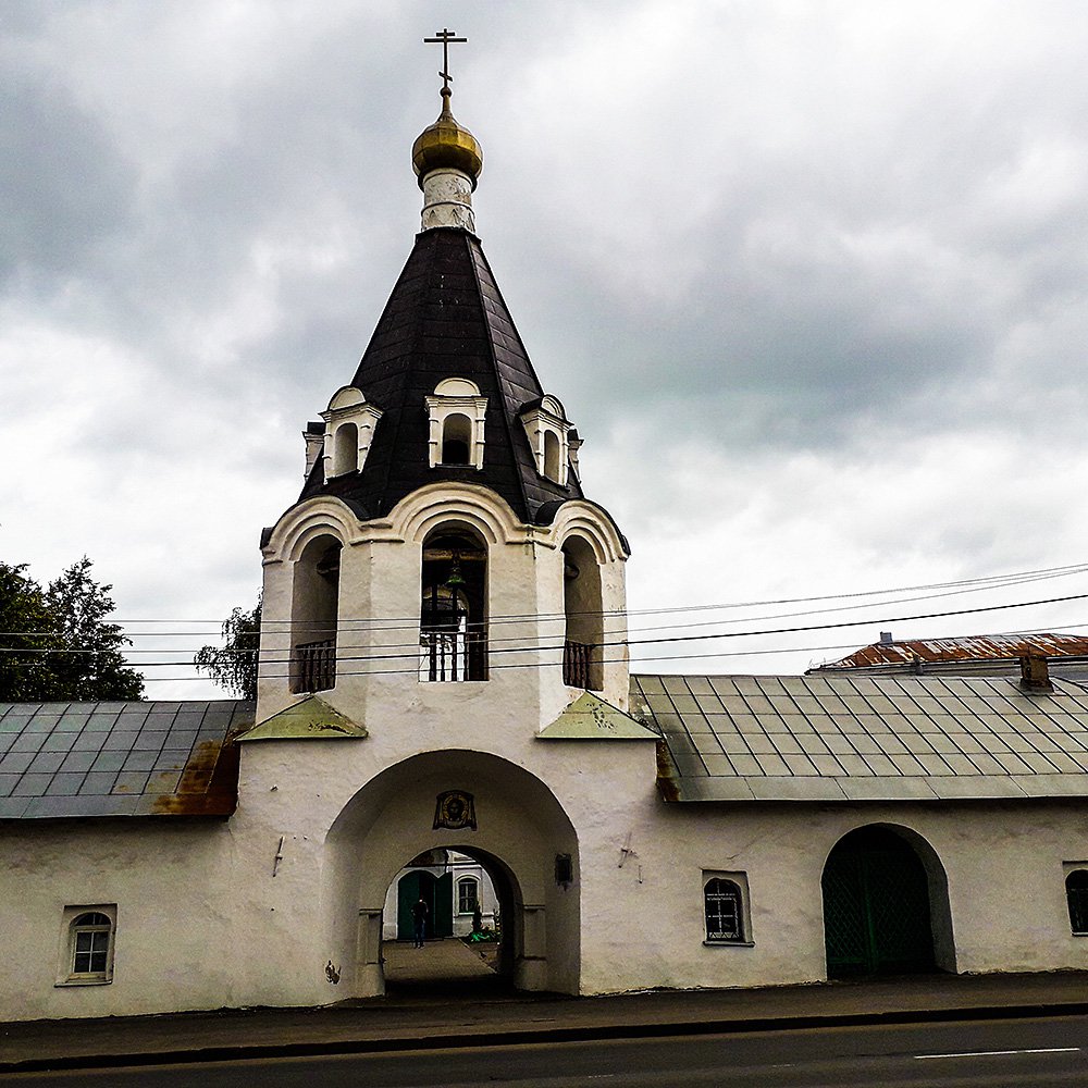 Церковь Михаила Архангела с колокольней XIV века. Фото: Наталья Шкуренок