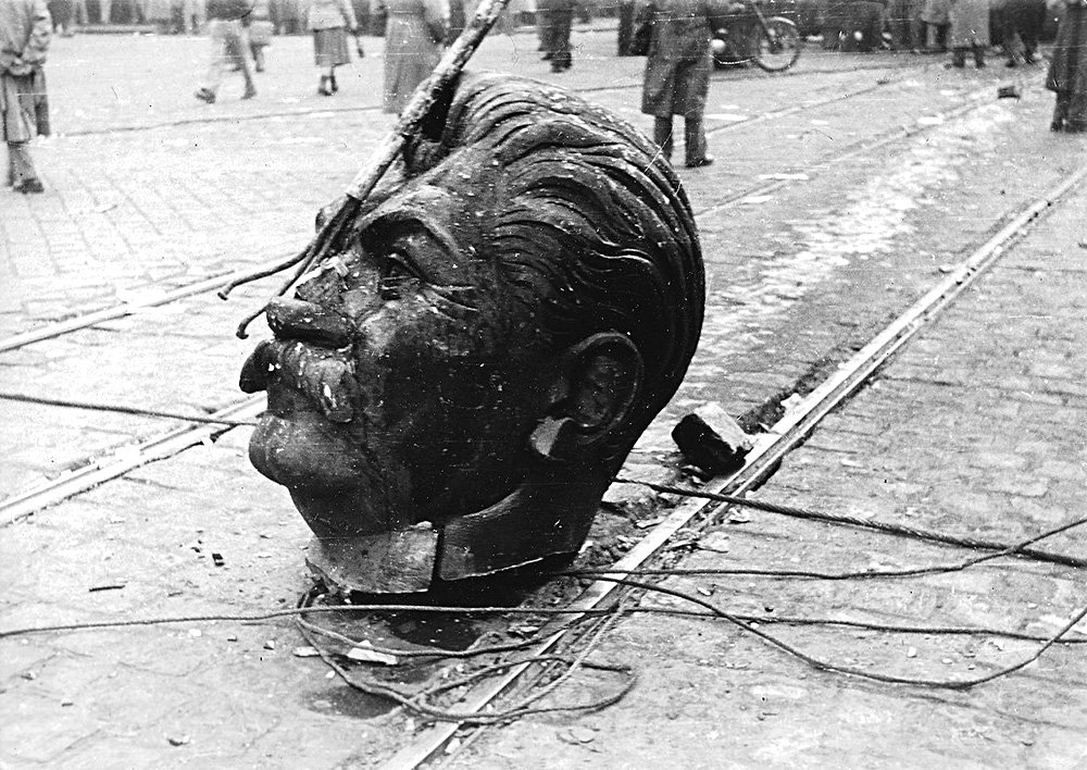 Памятник Сталину в Будапеште разрушен в 1956 г. толпой протестующих в дни венгерского восстания. Фото: Fortepa