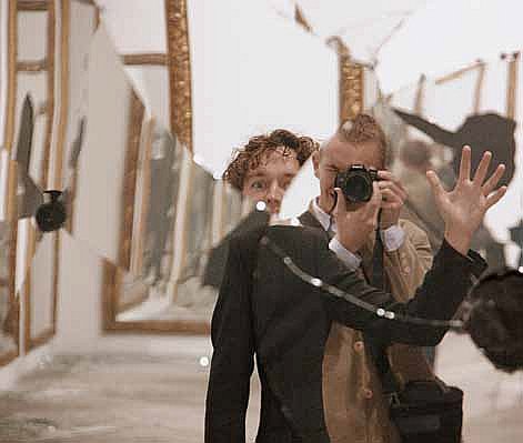 Посетитель фотографирует инсталляцию Микеланджело Пистолетто "Двадцать два меньше двух"
