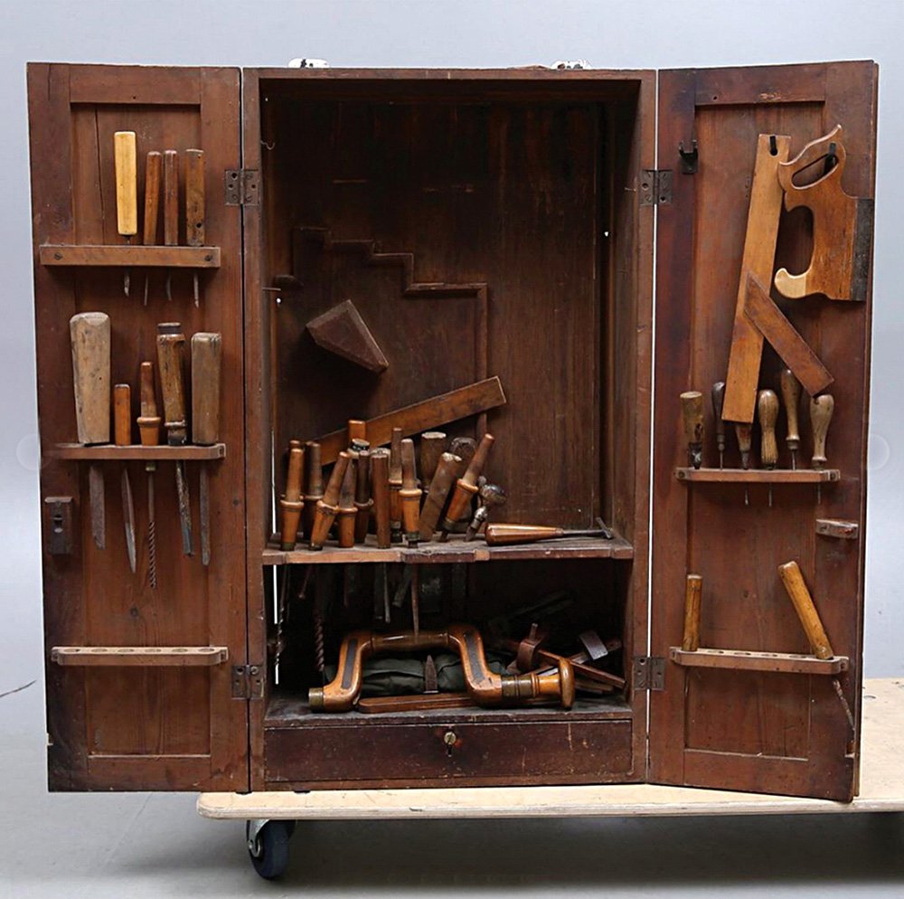 Старинный шкафчик с инструментами. 1890. Фото: @vintage_anylopa