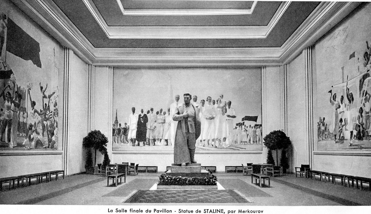 Панно Александра Дейнеки «Знатные люди страны Советов» в павильоне СССР на Всемирной выставке в Париже в 1937 г. Фото: MacDougall'