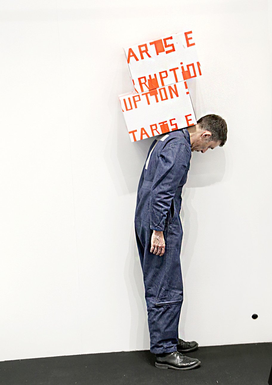 Перформанс Франсуа Дюрифа на стенде галереи Nivet-Carzon. Фото: Екатерина Вагнер