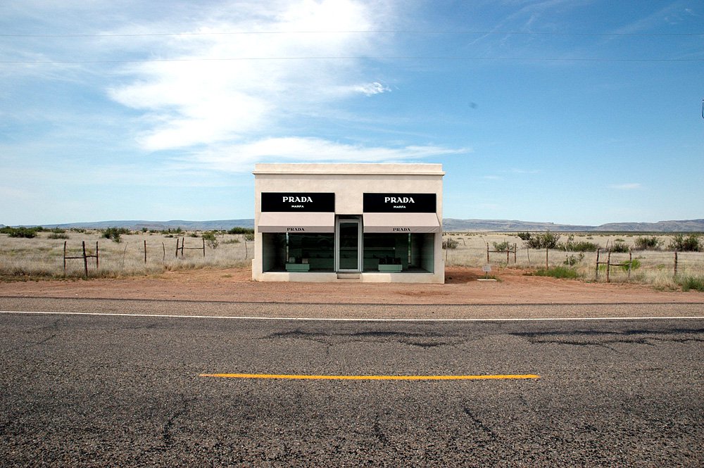 Элмгрин и Драгсет. Prada Marfa. 2005.Фото: James Evans Courtesy of Art Production Fund, New York; Ballroomand the artist