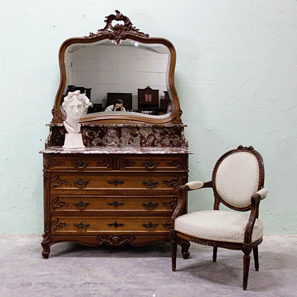 Комод с зеркалом и мраморной столещницей. Конец XIX в. Франция. Фото: @mydecorroom