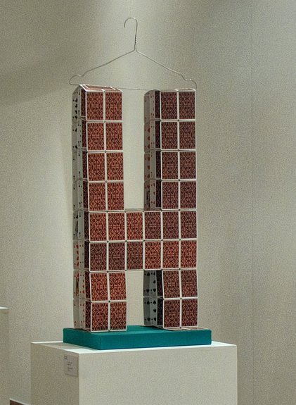 Юрий Аввакумов. Hermes. Карты, вешалка, верёвка, бильярдный шар; размер variable, 2007 Фото: предоставлено автором