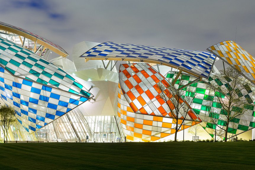 Фонд Louis Vuitton со световой инсталляцией Даниеля Бюрена. Фото предоставлено пресс-службой Фонда "Обнажённые сердца"