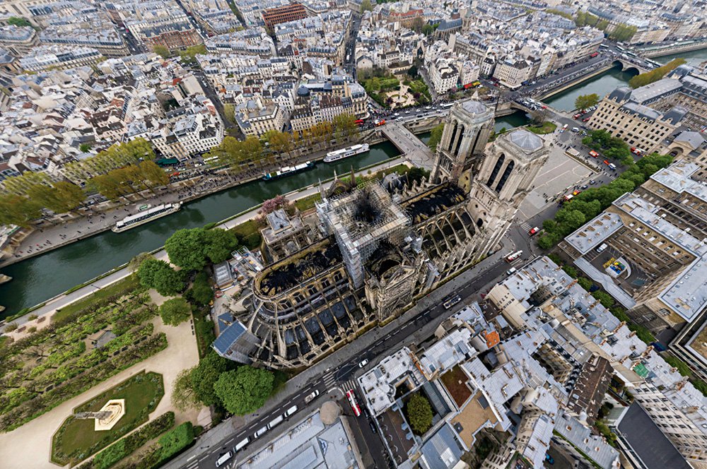 Cобор Парижской богоматери после разрушительного пожара. Вид сверху. Фото: Gigarama.ru