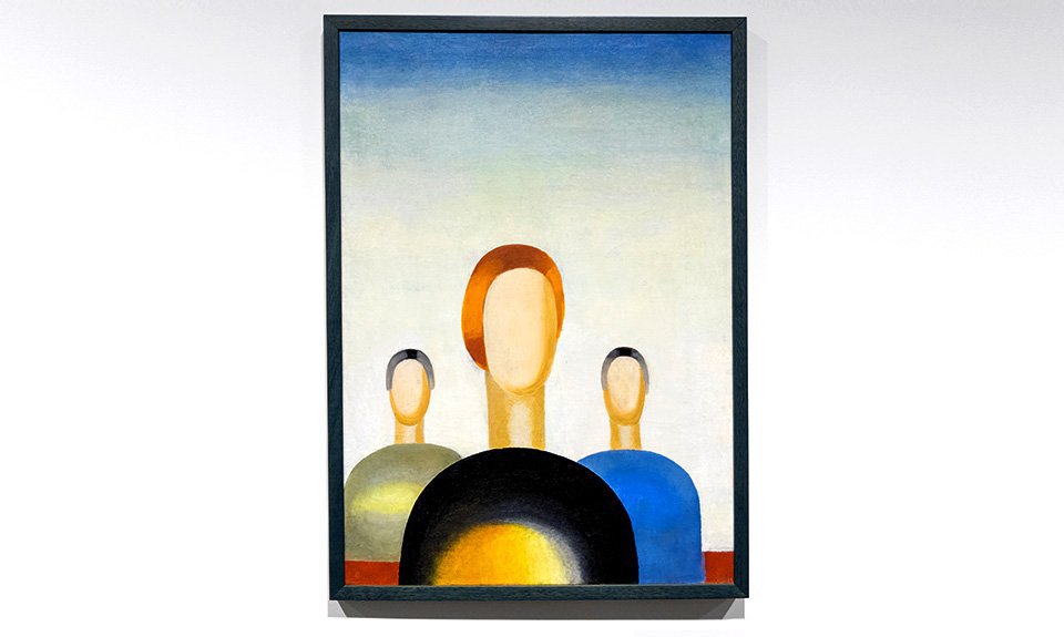 Картина Анны Лепорской «Три фигуры» на выставке «Мир как беспредметность. Рождение нового искусства» в Ельцин Центре. До повреждения. Фото: Ельцин Центр