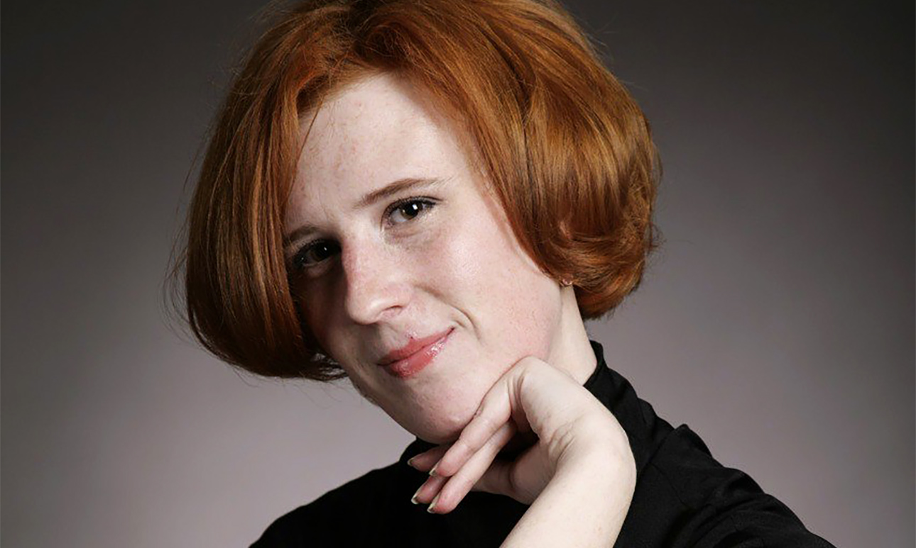 Өтіп бара жатқандар қыздың қалпақшасын ұстайды