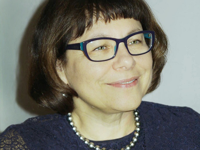 Бір қыз дәретханаға зейін қойып отыр